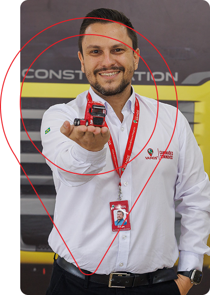 Profissional segurando miniatura de caminhão